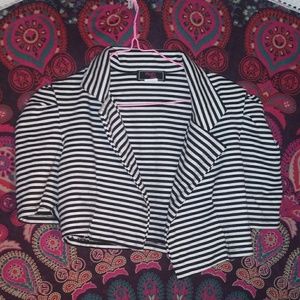 🎠 Black and White Striped Half Jacket